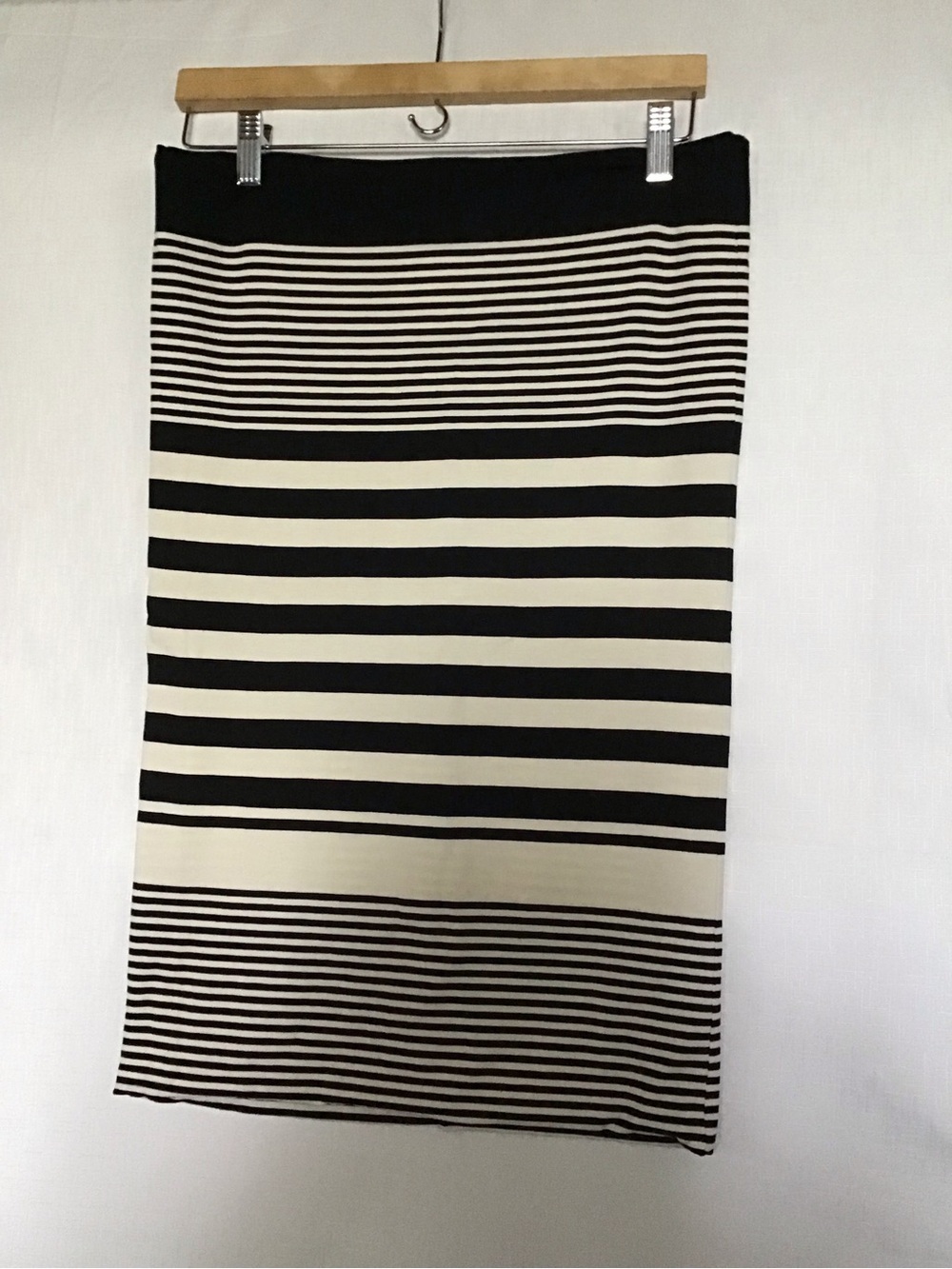 LOFT Women’s Black and Cream Striped Pencil Skirt Size Medium